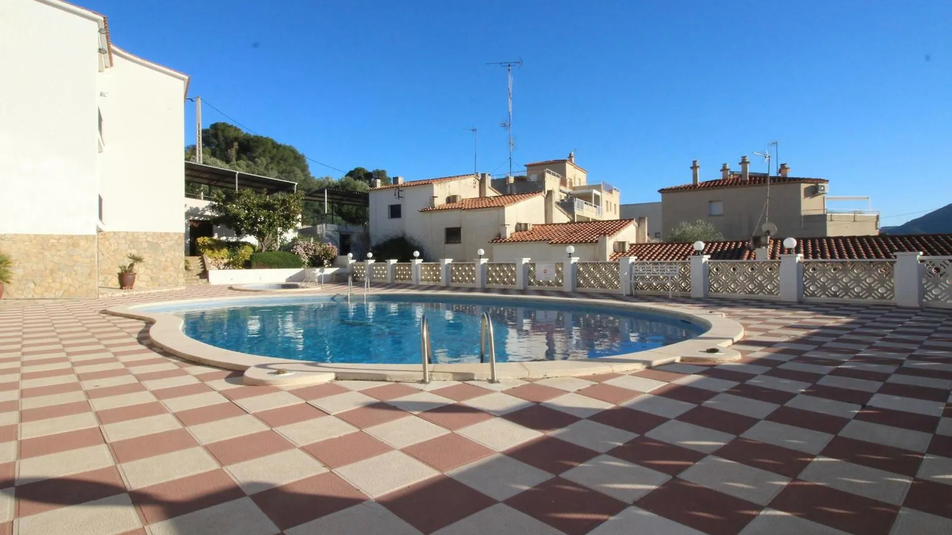 Holiday home Cabioni 4 - Amplia Casa Adosada Con Piscina Comunitaria Abierta De Junio A Septiembre, Situada A Pocos Metros De La Playa De Grifeu - Es-228-196 Llanca