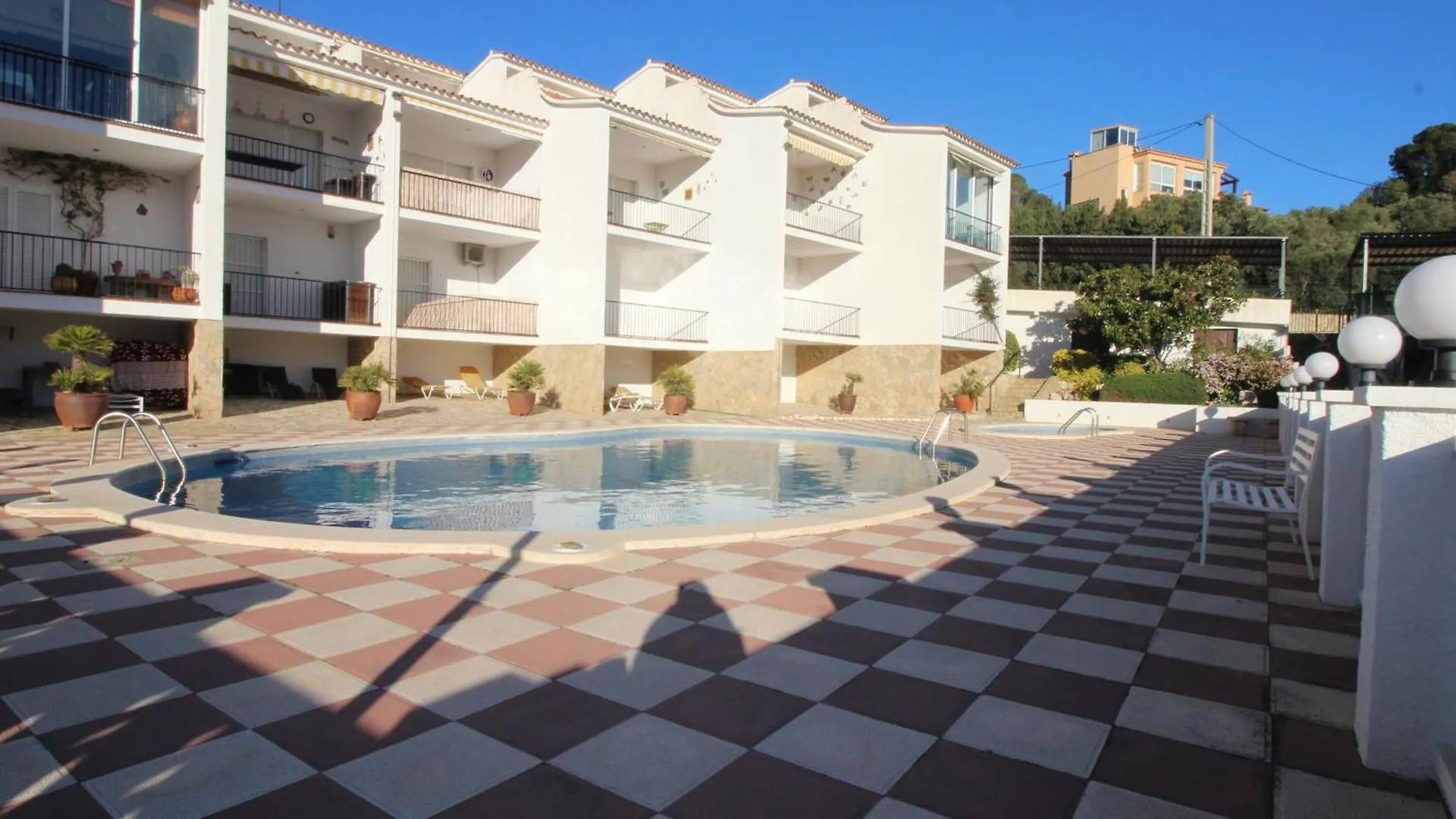 Cabioni 4 - Amplia Casa Adosada Con Piscina Comunitaria Abierta De Junio A Septiembre, Situada A Pocos Metros De La Playa De Grifeu - Es-228-196 Llanca 0*,  Spain