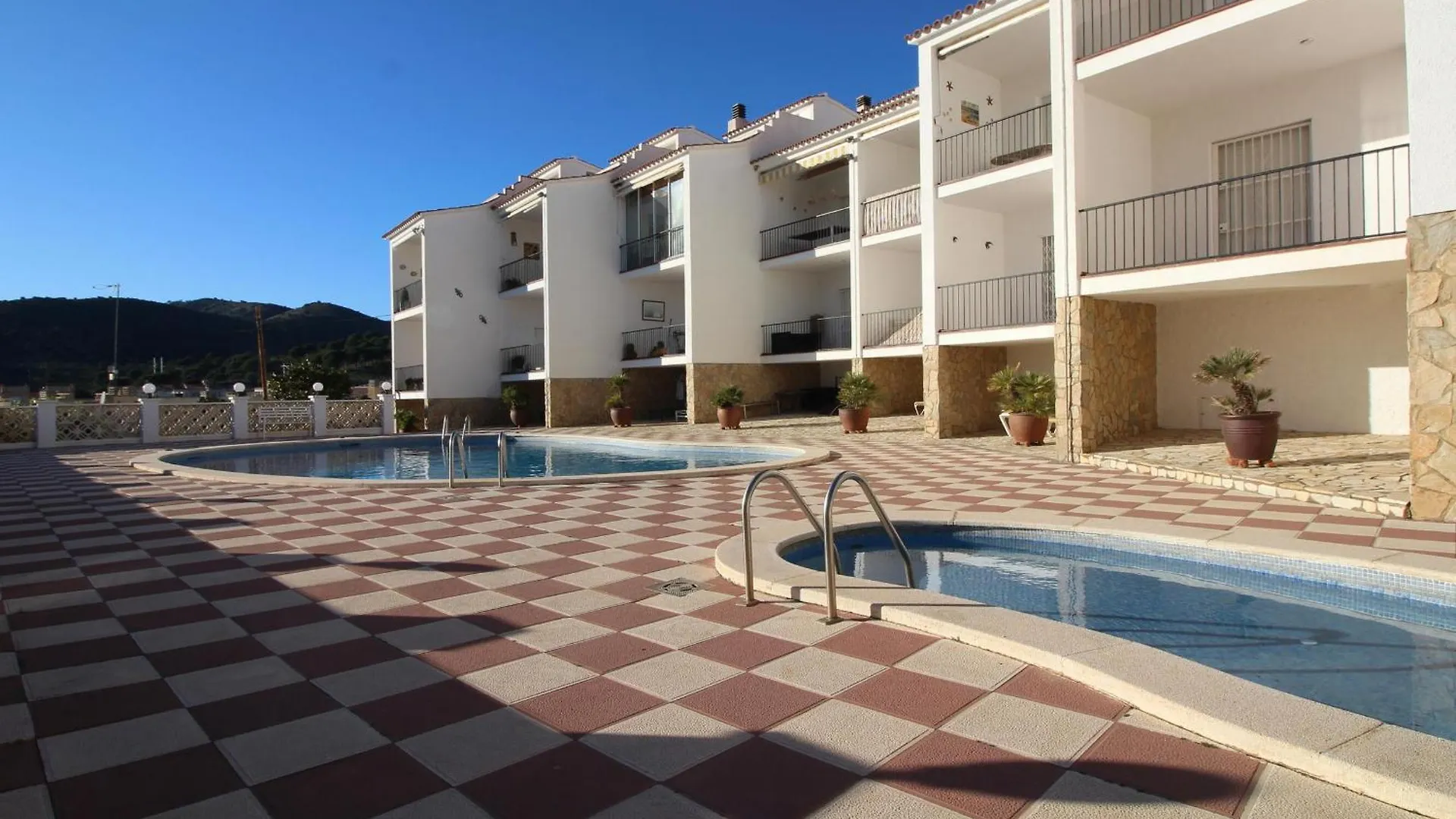 Holiday home Cabioni 4 - Amplia Casa Adosada Con Piscina Comunitaria Abierta De Junio A Septiembre, Situada A Pocos Metros De La Playa De Grifeu - Es-228-196 Llanca