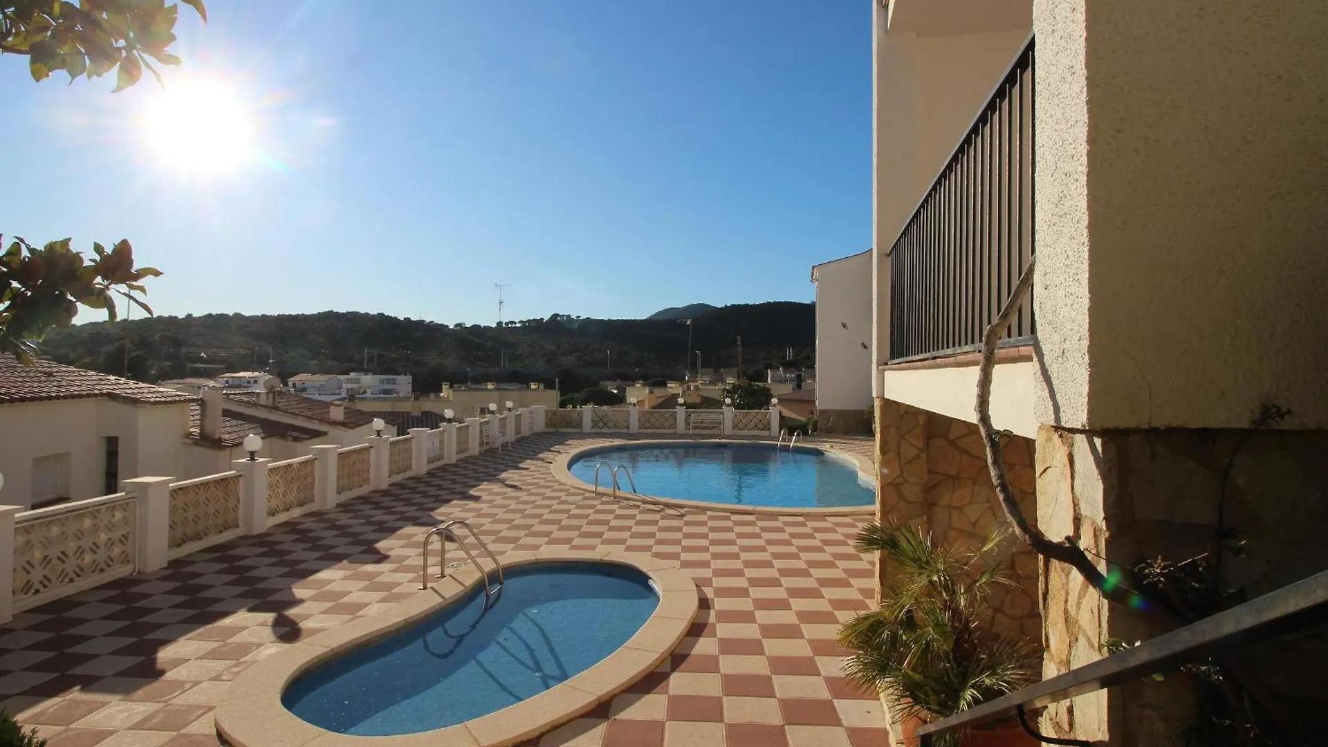 Cabioni 4 - Amplia Casa Adosada Con Piscina Comunitaria Abierta De Junio A Septiembre, Situada A Pocos Metros De La Playa De Grifeu - Es-228-196 Llanca Holiday home