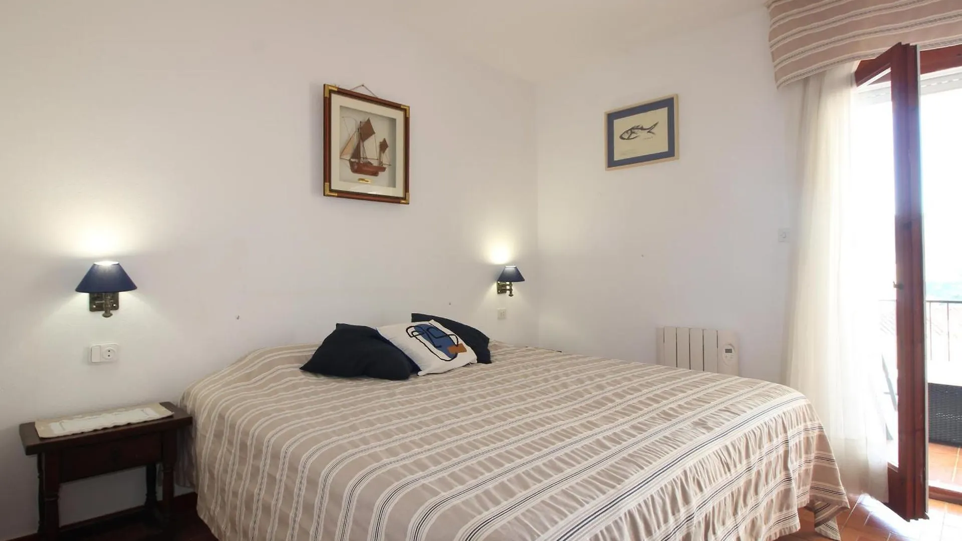 Cabioni 4 - Amplia Casa Adosada Con Piscina Comunitaria Abierta De Junio A Septiembre, Situada A Pocos Metros De La Playa De Grifeu - Es-228-196 Llanca Holiday home