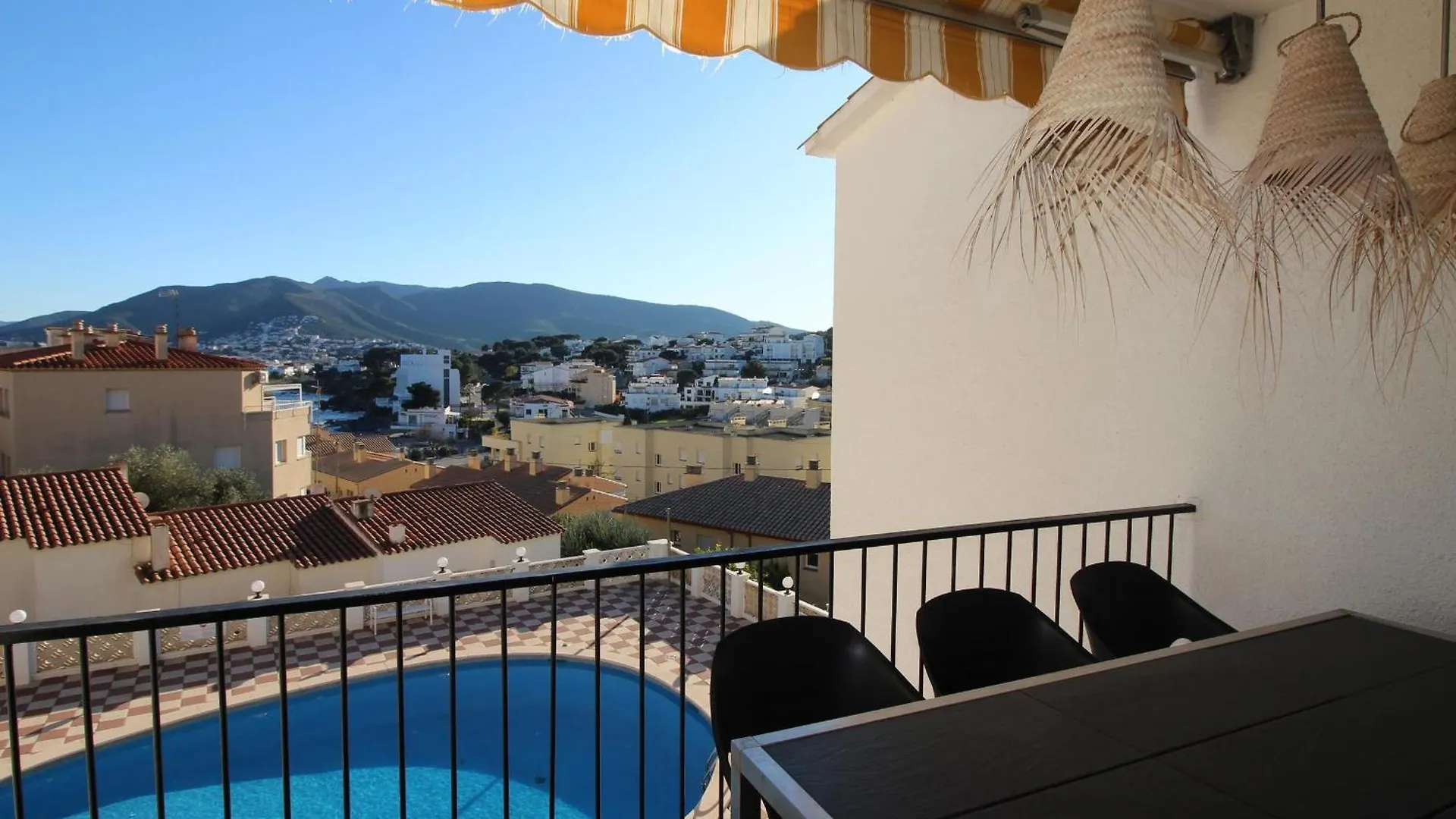 Cabioni 4 - Amplia Casa Adosada Con Piscina Comunitaria Abierta De Junio A Septiembre, Situada A Pocos Metros De La Playa De Grifeu - Es-228-196 Llanca